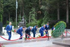 XİN-in rəhbər heyəti Fəxri Xiyaban və Şəhidlər xiyabanını ziyarət edib (FOTO)