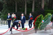 XİN-in rəhbər heyəti Fəxri Xiyaban və Şəhidlər xiyabanını ziyarət edib (FOTO)