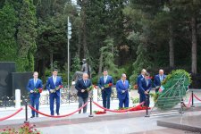 XİN-in rəhbər heyəti Fəxri Xiyaban və Şəhidlər xiyabanını ziyarət edib (FOTO)