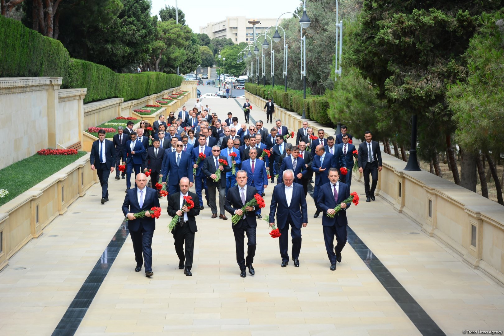 XİN-in rəhbər heyəti Fəxri Xiyaban və Şəhidlər xiyabanını ziyarət edib (FOTO)