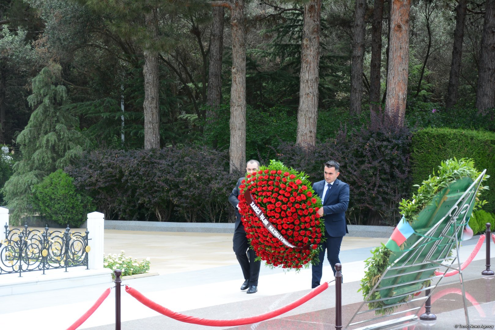 XİN-in rəhbər heyəti Fəxri Xiyaban və Şəhidlər xiyabanını ziyarət edib (FOTO)