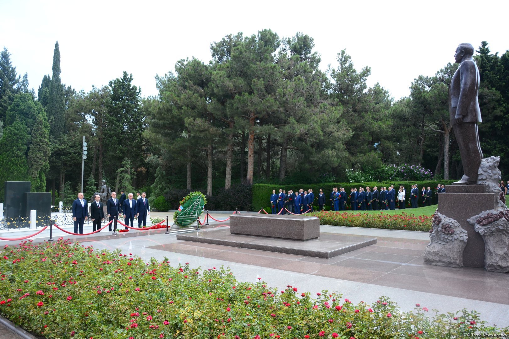 XİN-in rəhbər heyəti Fəxri Xiyaban və Şəhidlər xiyabanını ziyarət edib (FOTO)