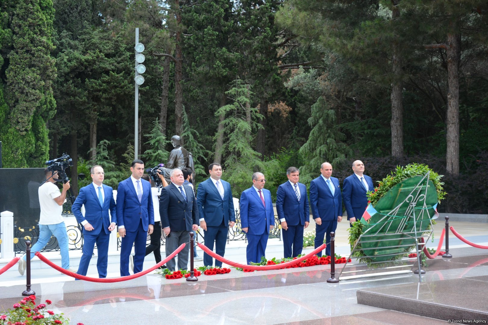 XİN-in rəhbər heyəti Fəxri Xiyaban və Şəhidlər xiyabanını ziyarət edib (FOTO)