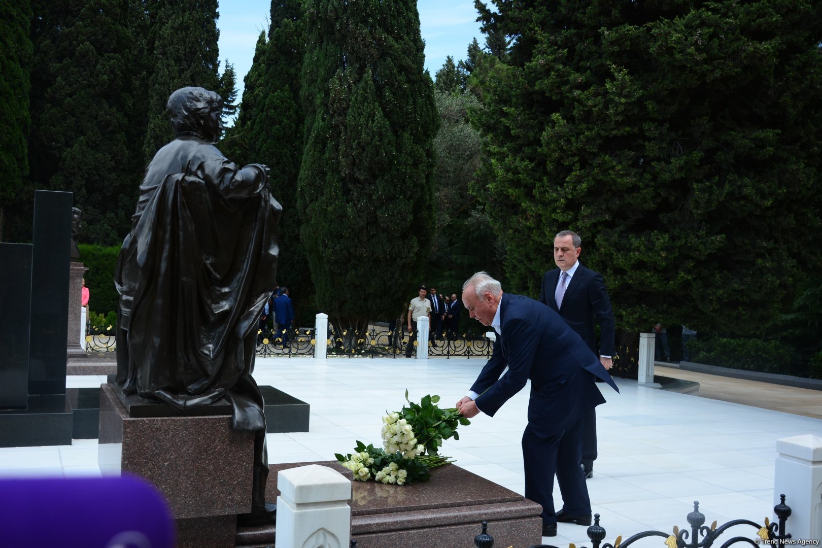 XİN-in rəhbər heyəti Fəxri Xiyaban və Şəhidlər xiyabanını ziyarət edib (FOTO)