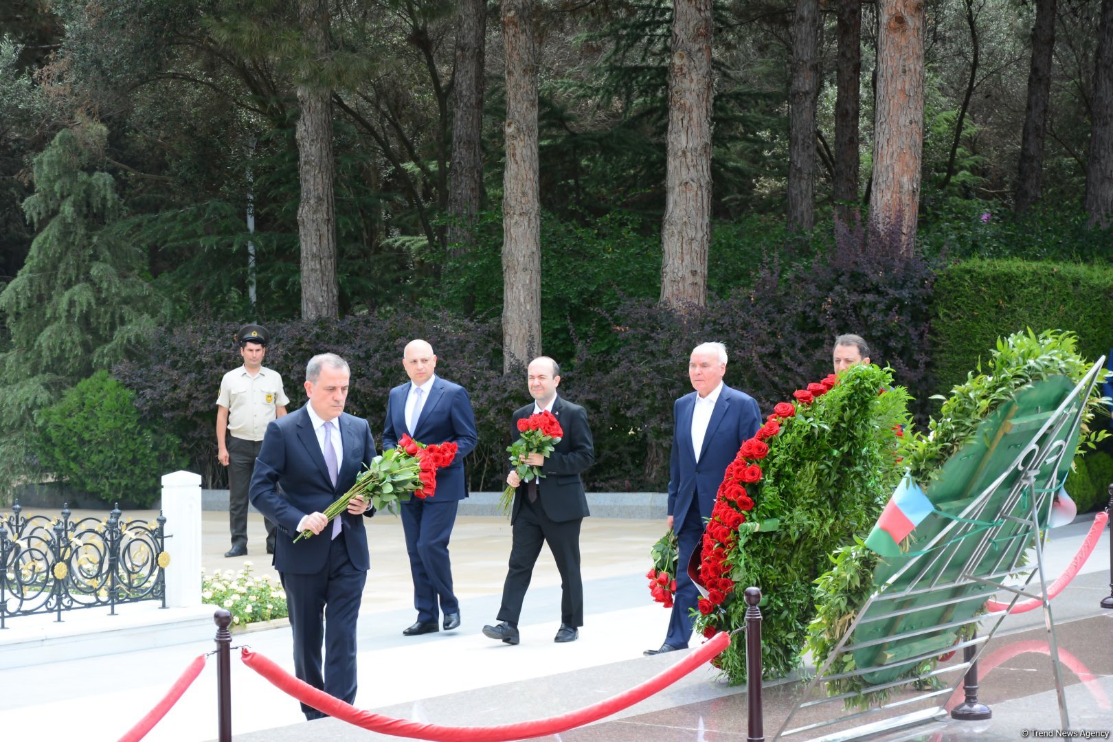 XİN-in rəhbər heyəti Fəxri Xiyaban və Şəhidlər xiyabanını ziyarət edib (FOTO)