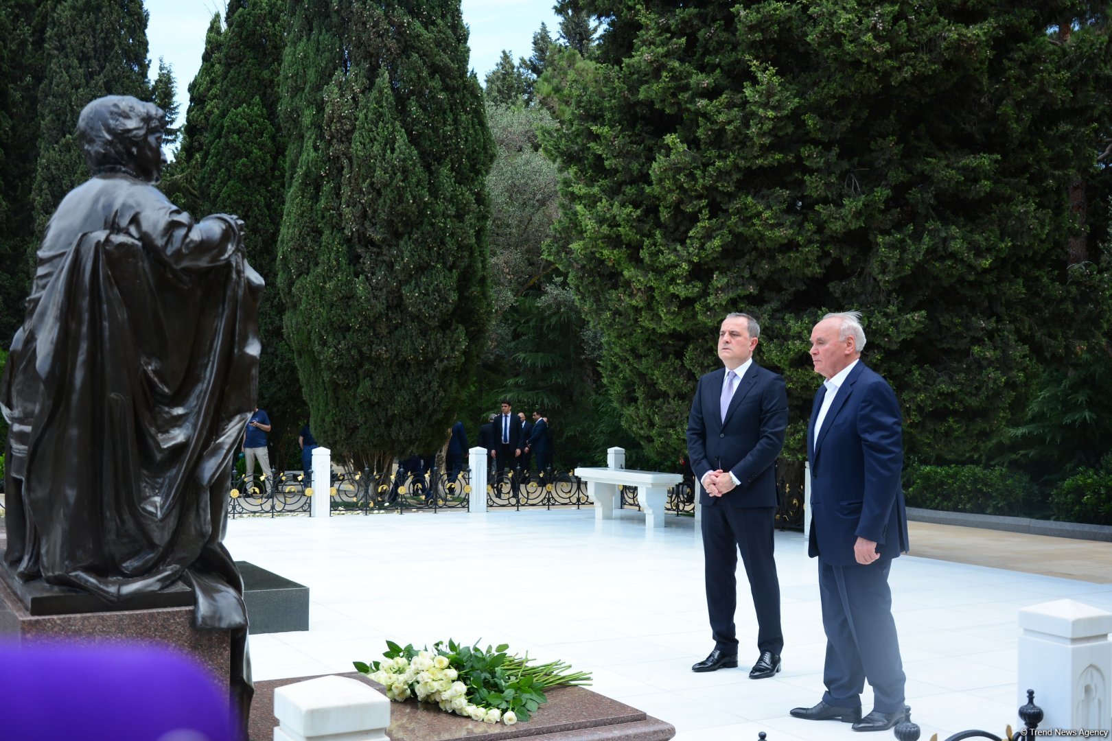 XİN-in rəhbər heyəti Fəxri Xiyaban və Şəhidlər xiyabanını ziyarət edib (FOTO)