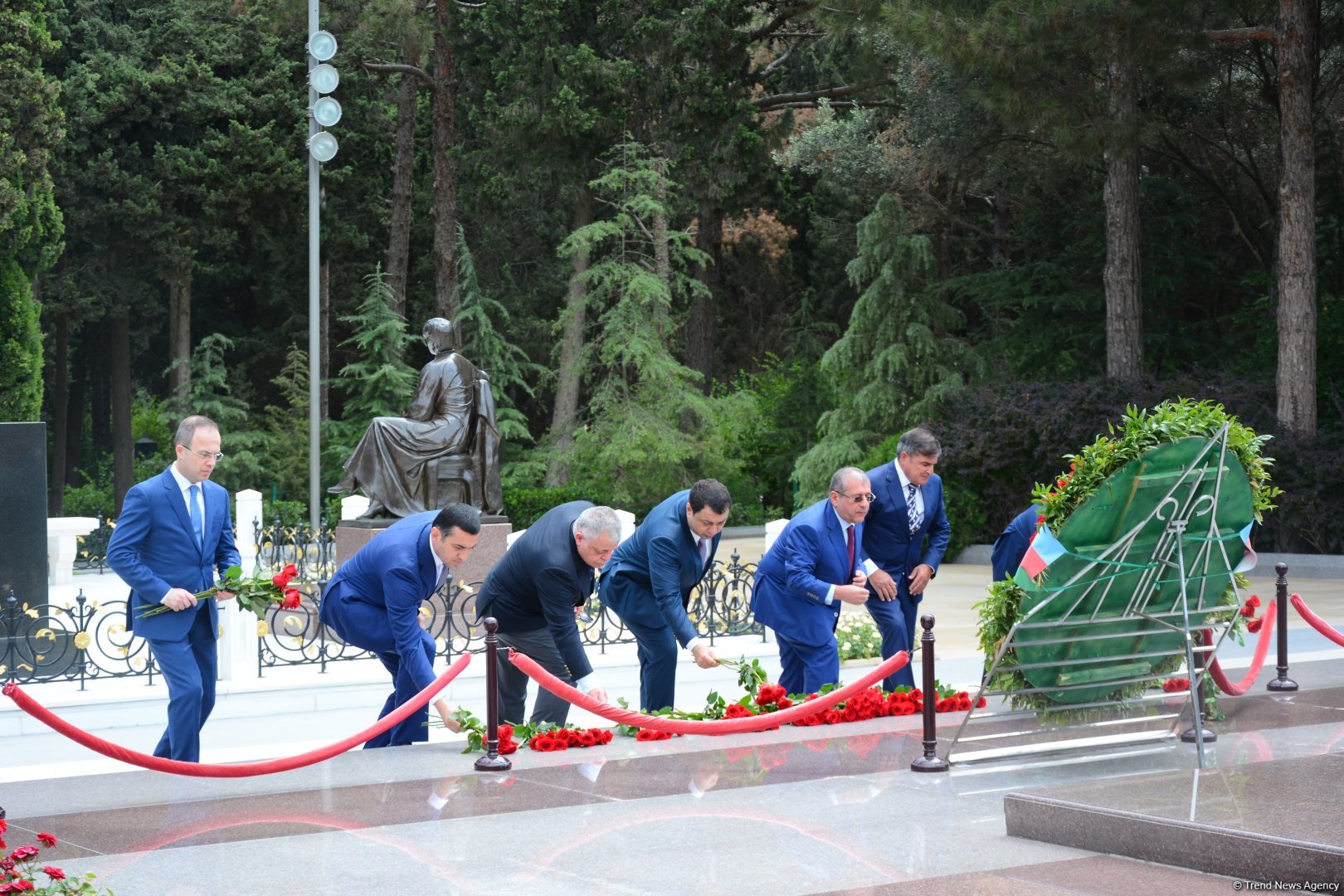 XİN-in rəhbər heyəti Fəxri Xiyaban və Şəhidlər xiyabanını ziyarət edib (FOTO)