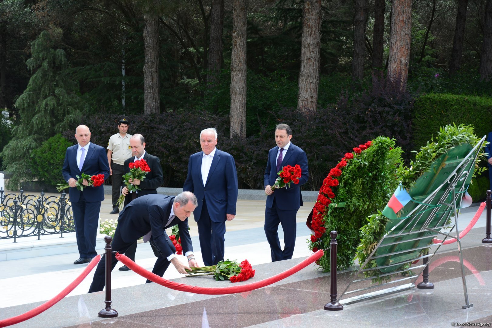 XİN-in rəhbər heyəti Fəxri Xiyaban və Şəhidlər xiyabanını ziyarət edib (FOTO)