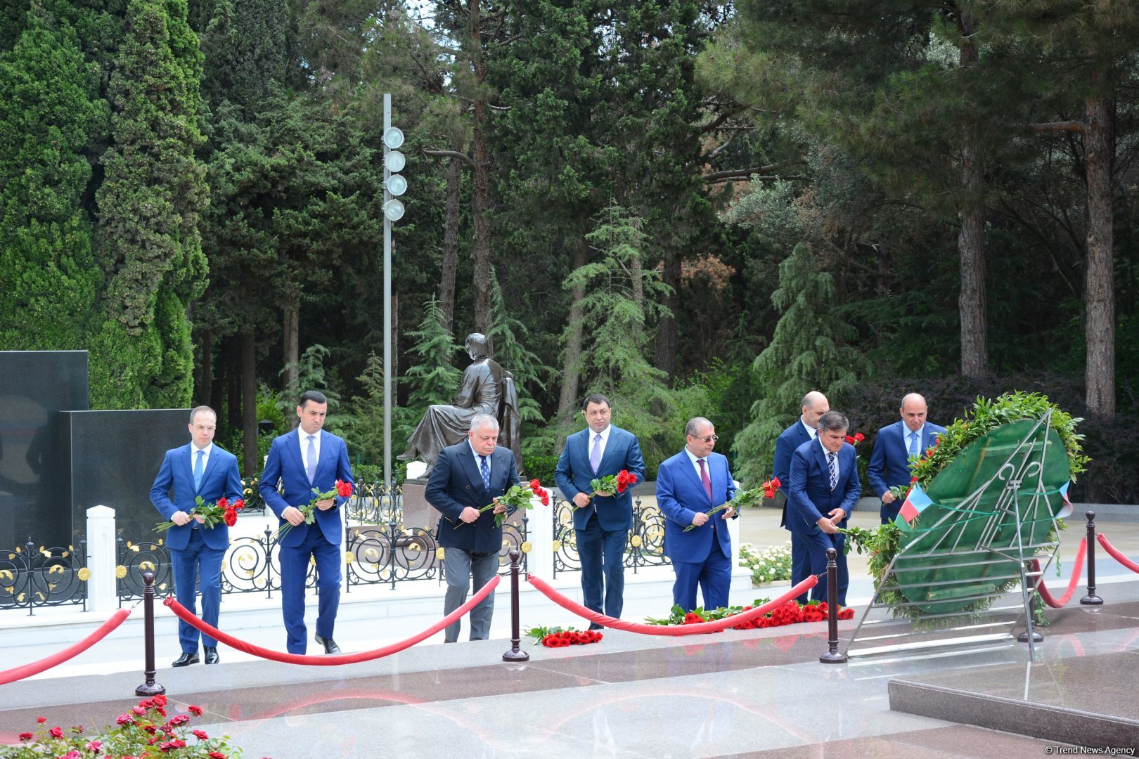 XİN-in rəhbər heyəti Fəxri Xiyaban və Şəhidlər xiyabanını ziyarət edib (FOTO)