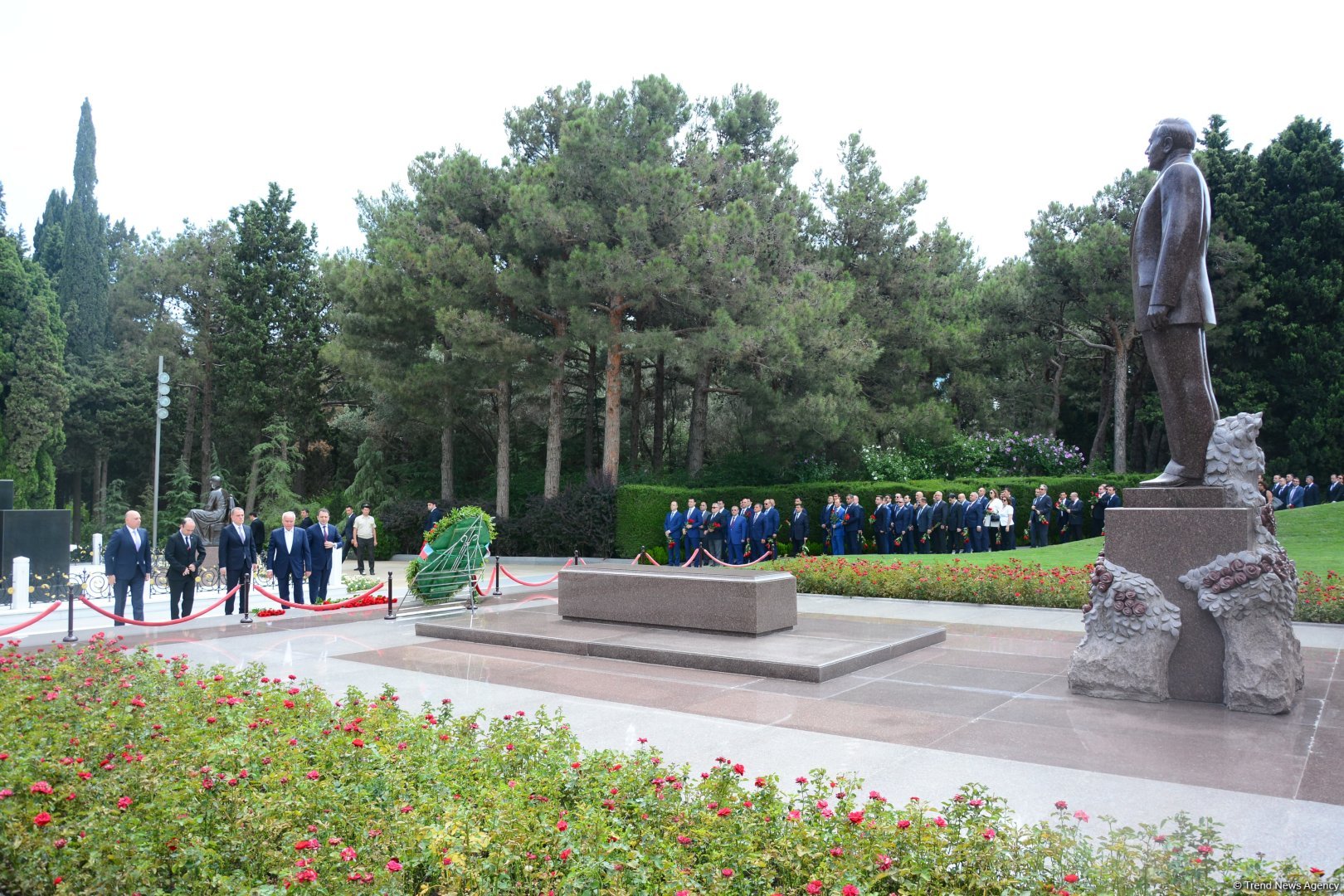 XİN-in rəhbər heyəti Fəxri Xiyaban və Şəhidlər xiyabanını ziyarət edib (FOTO)