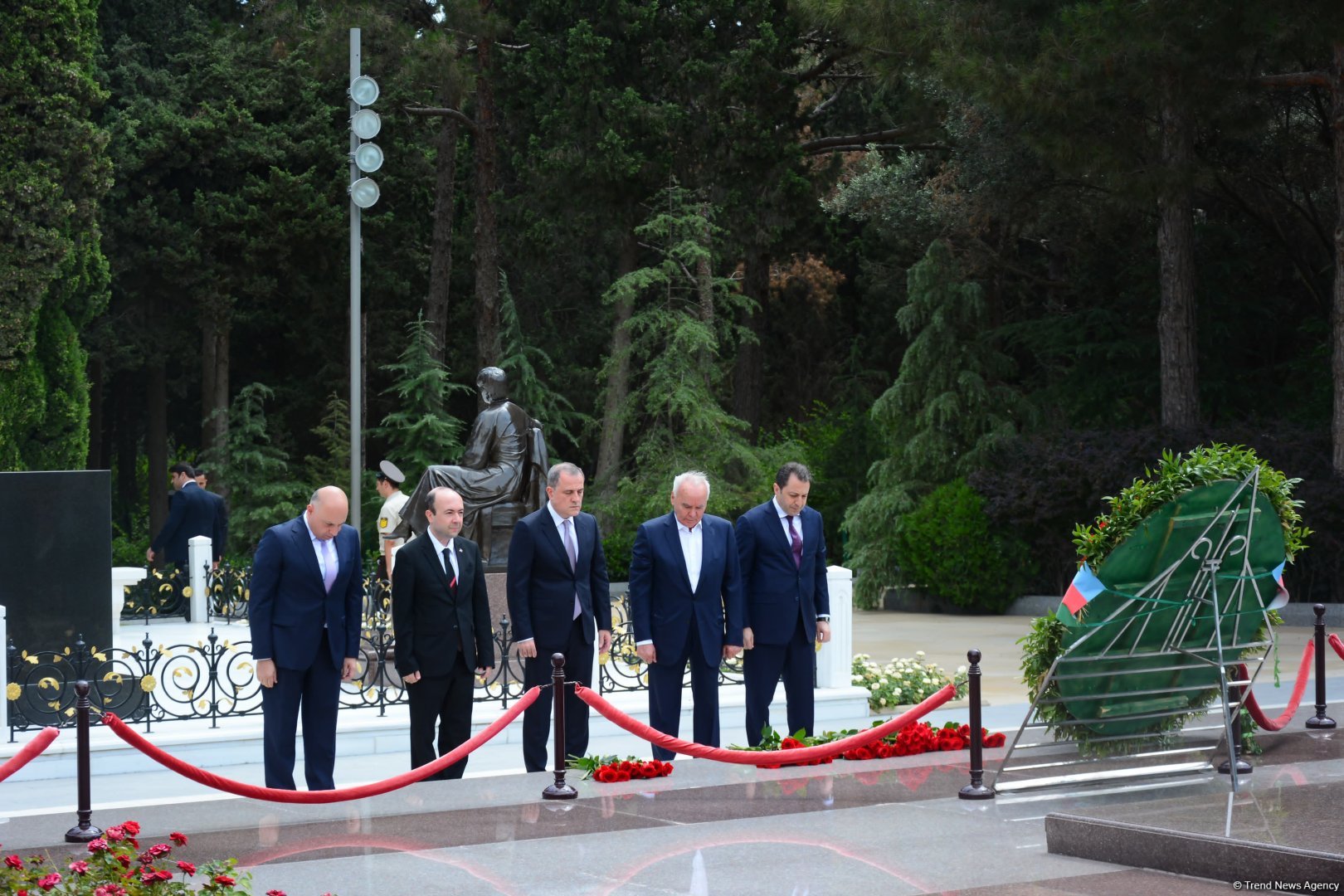 XİN-in rəhbər heyəti Fəxri Xiyaban və Şəhidlər xiyabanını ziyarət edib (FOTO)