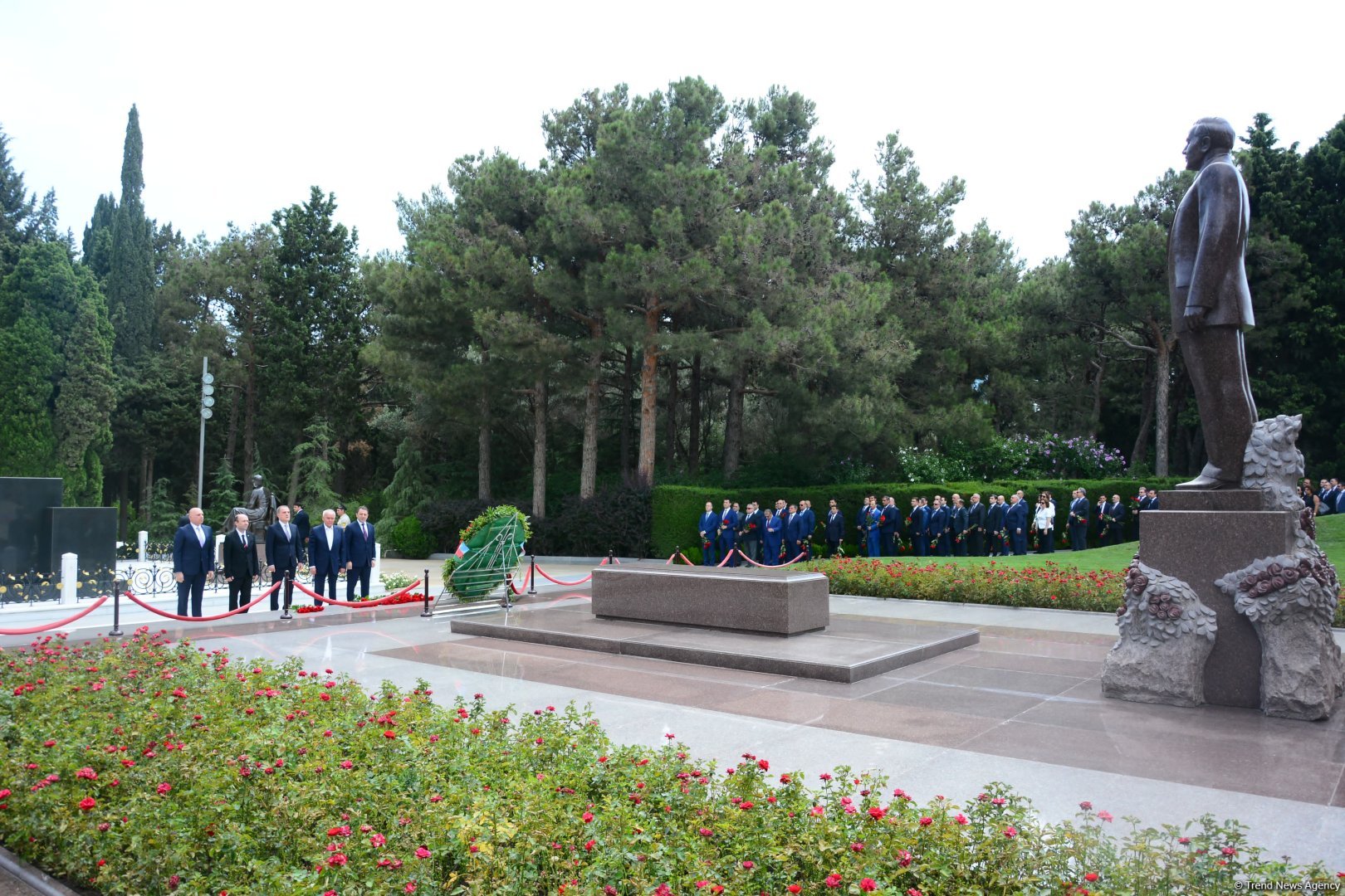 XİN-in rəhbər heyəti Fəxri Xiyaban və Şəhidlər xiyabanını ziyarət edib (FOTO)
