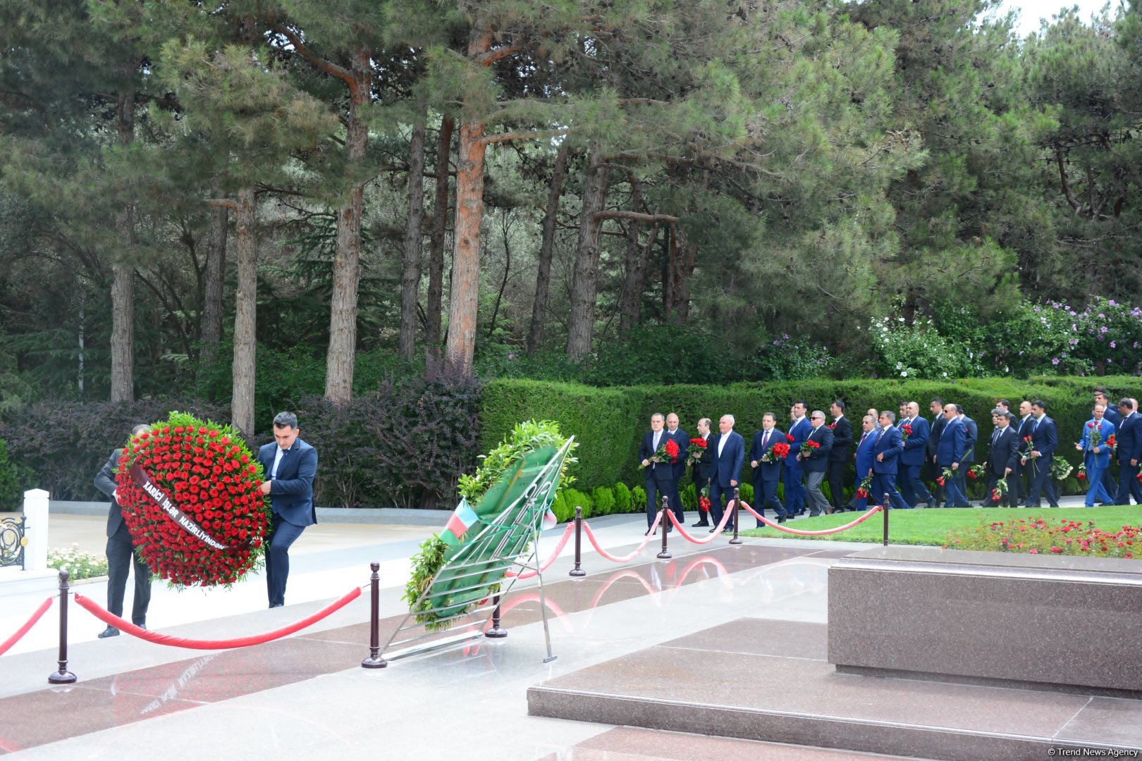 XİN-in rəhbər heyəti Fəxri Xiyaban və Şəhidlər xiyabanını ziyarət edib (FOTO)