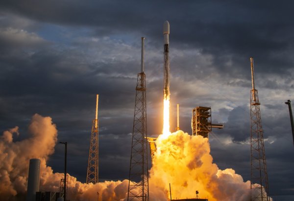"SpaceX" şirkəti Türkiyənin rabitə peyki ilə daşıyıcı raketi orbitə buraxıb