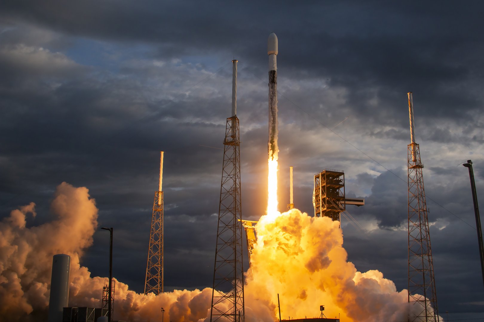 "SpaceX" şirkəti Türkiyənin rabitə peyki ilə daşıyıcı raketi orbitə buraxıb