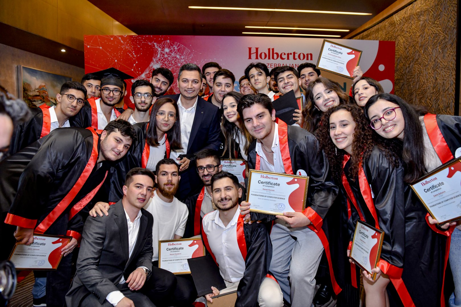 “PAŞA Holding”in sponsorluq etdiyi "Holberton School Azerbaijan” məktəbinin ilk Məzun Günü baş tutub (FOTO)