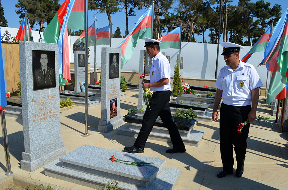 Müdafiə Nazirliyinin şəxsi heyəti İkinci Şəhidlər xiyabanını ziyarət edib (FOTO)
