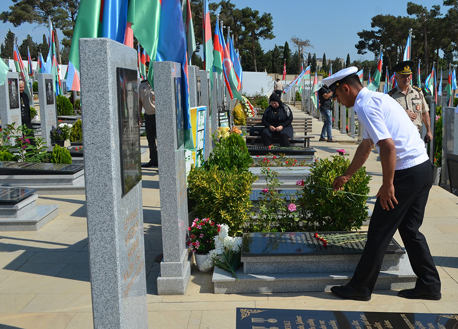 Müdafiə Nazirliyinin şəxsi heyəti İkinci Şəhidlər xiyabanını ziyarət edib (FOTO)