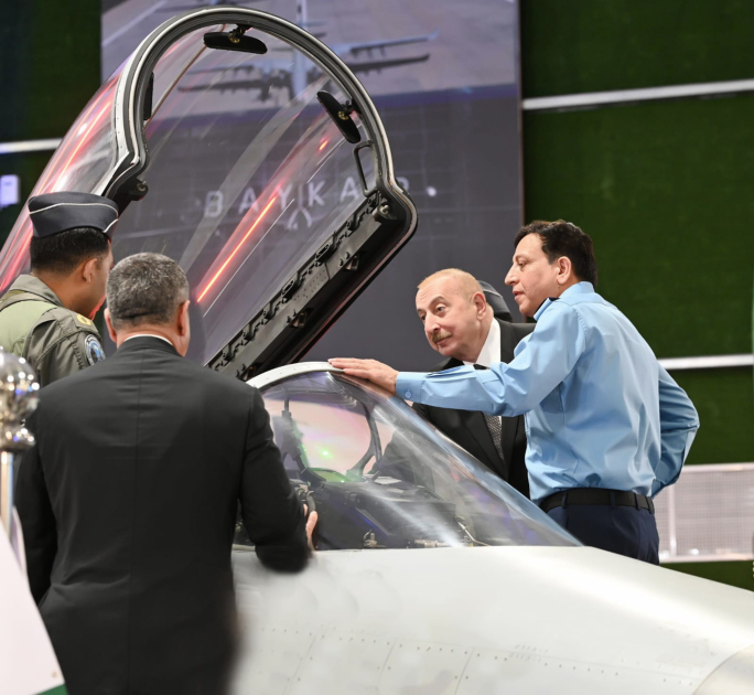 Prezident İlham Əliyev İslamabadda "Milli Aerokosmik Elm və Texnologiya Parkı"nda hərbi sərgi ilə tanış olub (FOTO/VİDEO) (YENİLƏNİB)