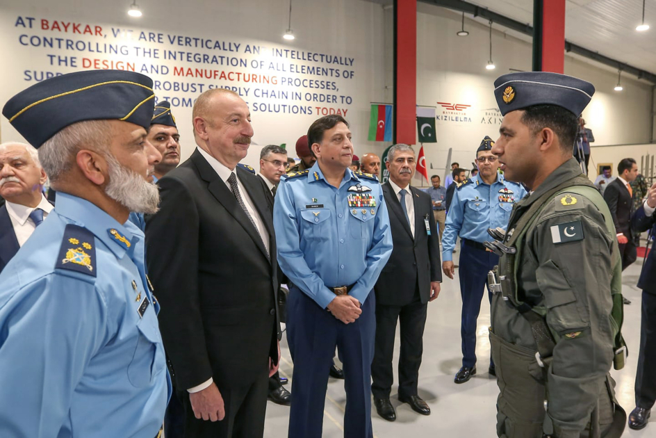 Prezident İlham Əliyev İslamabadda "Milli Aerokosmik Elm və Texnologiya Parkı"nda hərbi sərgi ilə tanış olub (FOTO/VİDEO) (YENİLƏNİB)