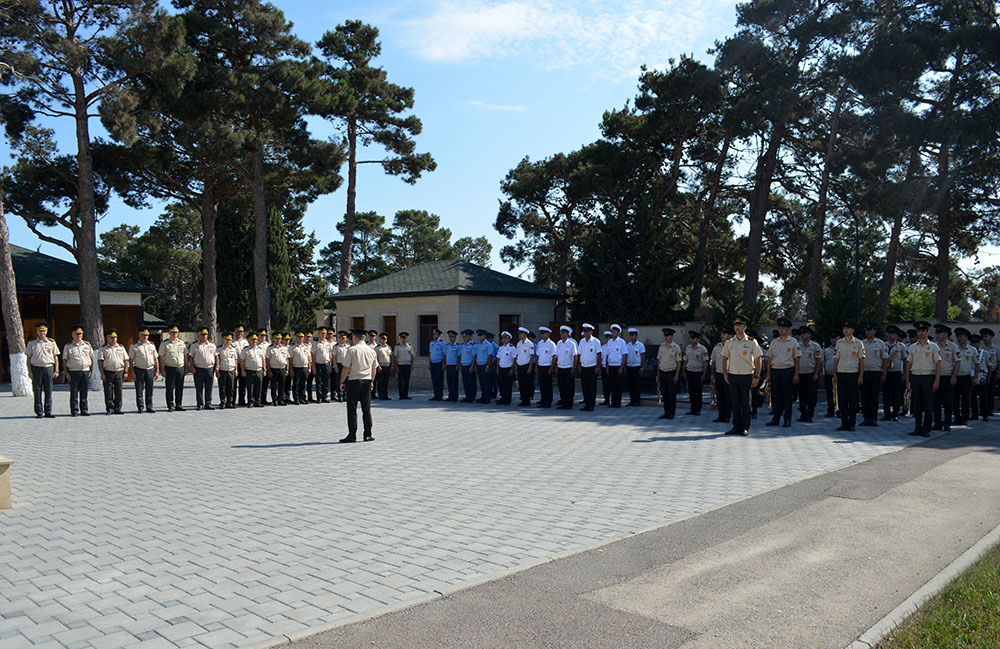 Müdafiə Nazirliyinin şəxsi heyəti İkinci Şəhidlər xiyabanını ziyarət edib (FOTO)