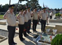 Müdafiə Nazirliyinin şəxsi heyəti İkinci Şəhidlər xiyabanını ziyarət edib (FOTO)