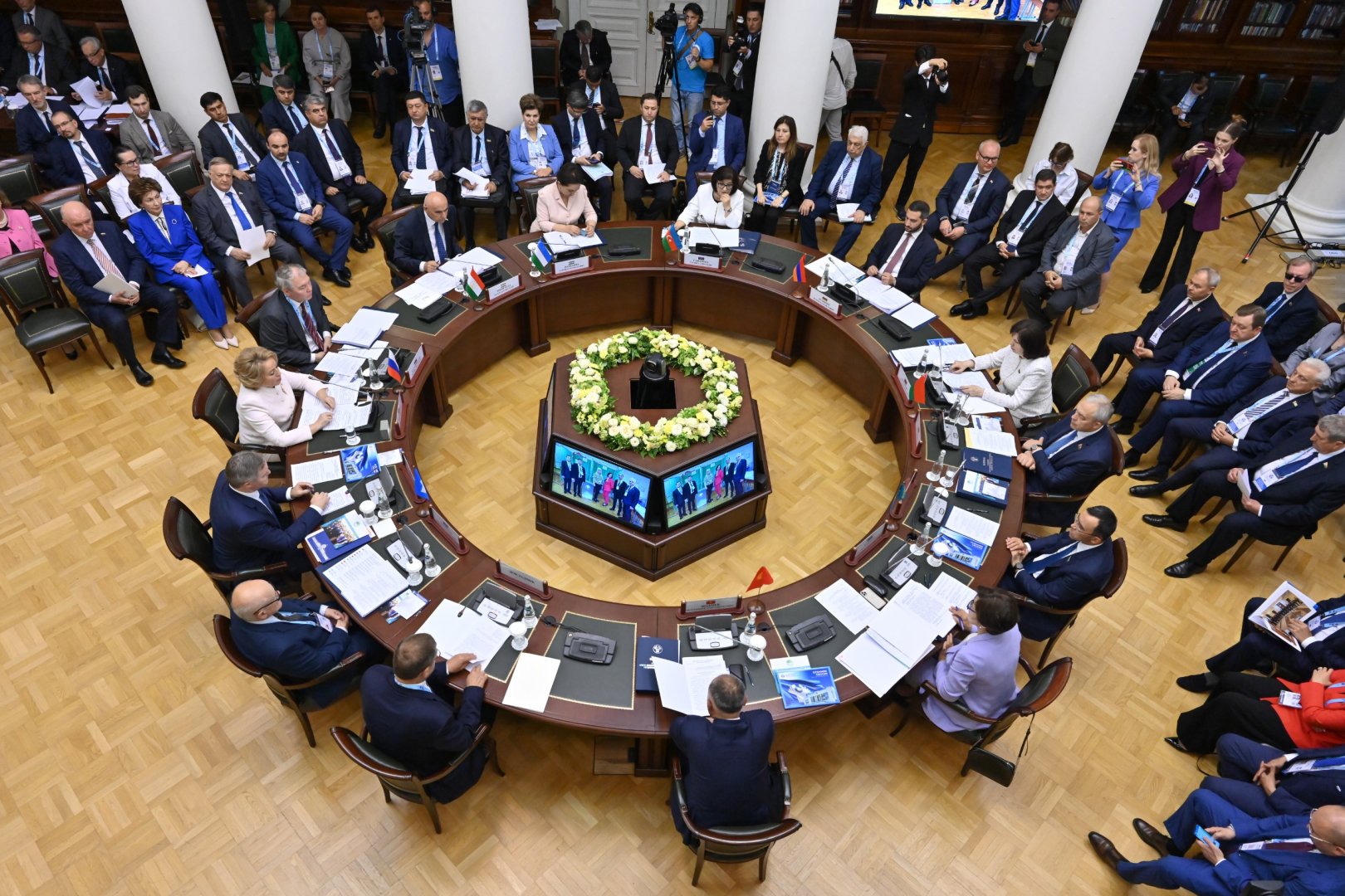 Sahibə Qafarova Sankt-Peterburqda MDB PA Şurasının iclasında iştirak edib (FOTO)