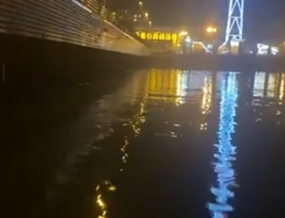 Bulvarda dənizə yıxılan qadın xilas edilib (VİDEO)