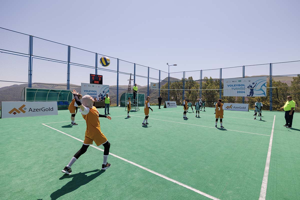 Daşkəsəndə məktəbli qızlar arasında voleybol turniri keçirilib (FOTO)