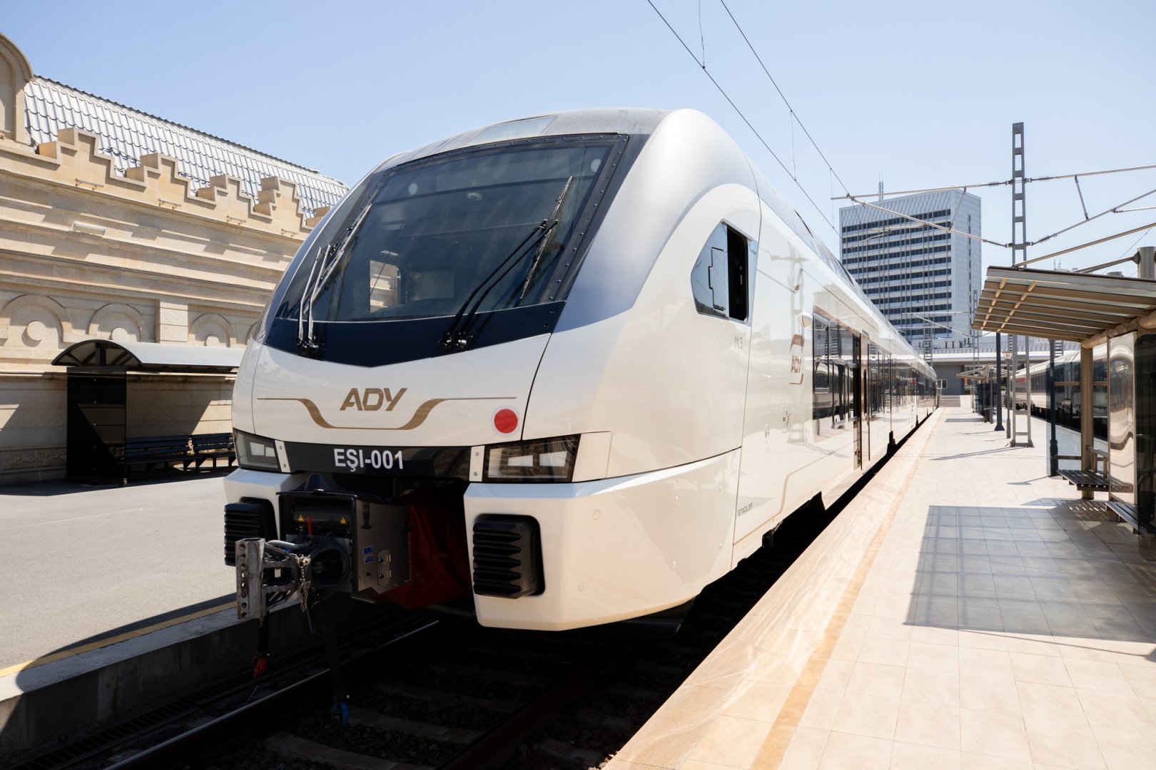 Yaşıl dünyaya daha bir töhfə – yeni elektrik qatarı artıq Bakıdadır