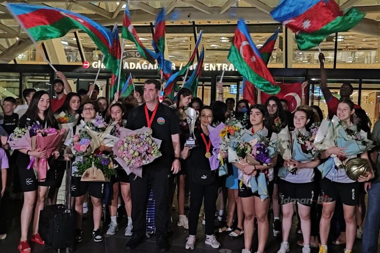Avropa çempionı olan basketbolçularımız Vətənə qayıdıblar (FOTO)