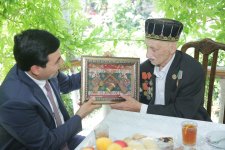 Xaçmazın icra başçısı 100 yaşını qeyd edən ağsaqqalı təbrik edib (FOTO)