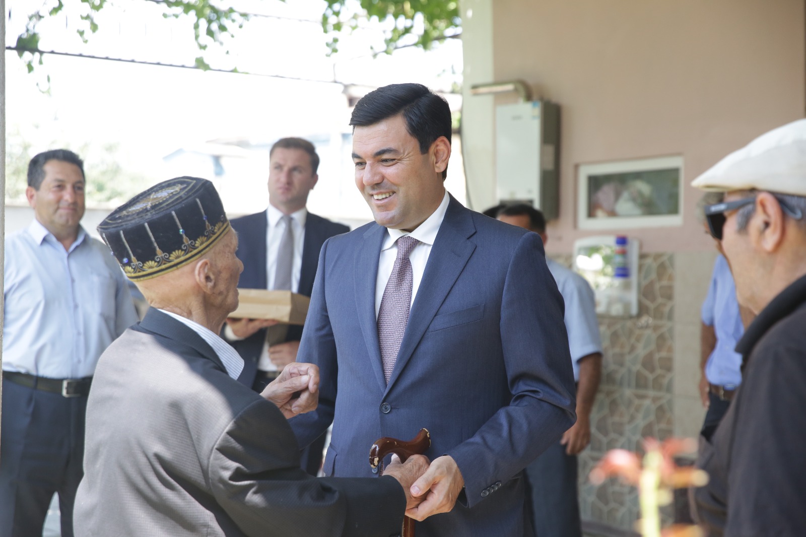 Xaçmazın icra başçısı 100 yaşını qeyd edən ağsaqqalı təbrik edib (FOTO)