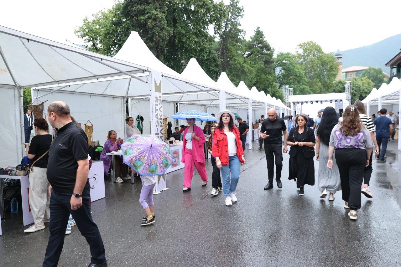 Şəkidə keçirilən “KOB FEST” sərgi-satış yarmarkasında 70-dən çox KOB subyektinin məhsul və xidmətləri sərgilənir (FOTO)