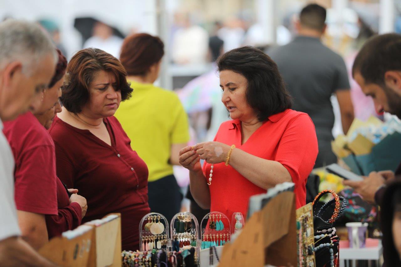 Şəkidə keçirilən “KOB FEST” sərgi-satış yarmarkasında 70-dən çox KOB subyektinin məhsul və xidmətləri sərgilənir (FOTO)