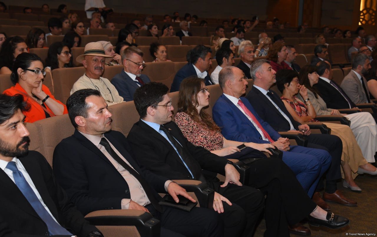 “ANAMA” tammetrajlı sənədli filmi təqdim edildi (FOTO)