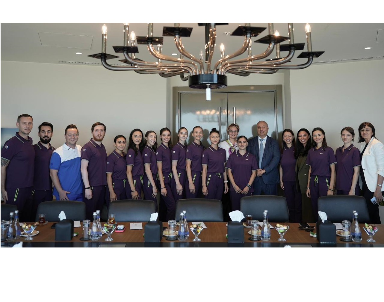 Azərbaycan Gimnastika Federasiyasının vitse-prezidenti Altay Həsənov Paris Olimpiadasında ölkəmizi təmsil edəcək gimnastlar və nümayəndə heyəti ilə görüşüb (FOTO)