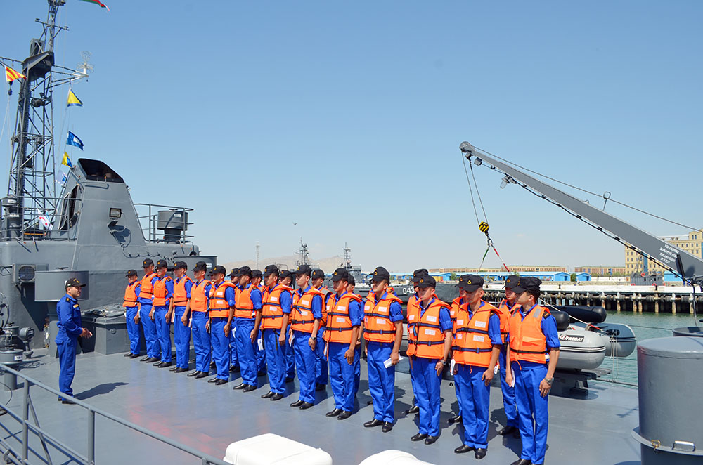 "Hərbi Dəniz Qüvvələri" fakültəsinin kursantları ilə praktiki məşğələlər keçirilir (FOTO)