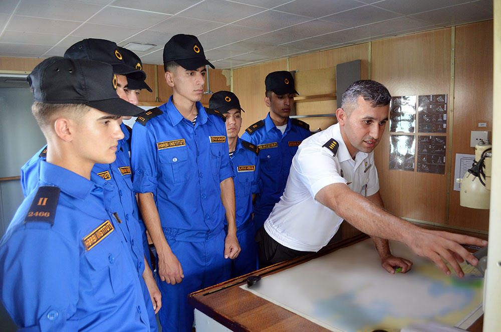 "Hərbi Dəniz Qüvvələri" fakültəsinin kursantları ilə praktiki məşğələlər keçirilir (FOTO)