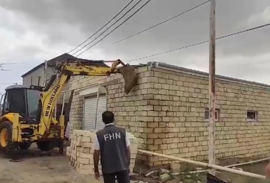 Fövqəladə Hallar Nazirliyi tərəfindən daha bir qanunsuz tikili sökülüb (FOTO)