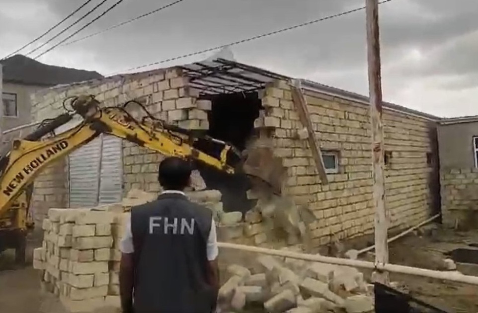 Fövqəladə Hallar Nazirliyi tərəfindən daha bir qanunsuz tikili sökülüb (FOTO)