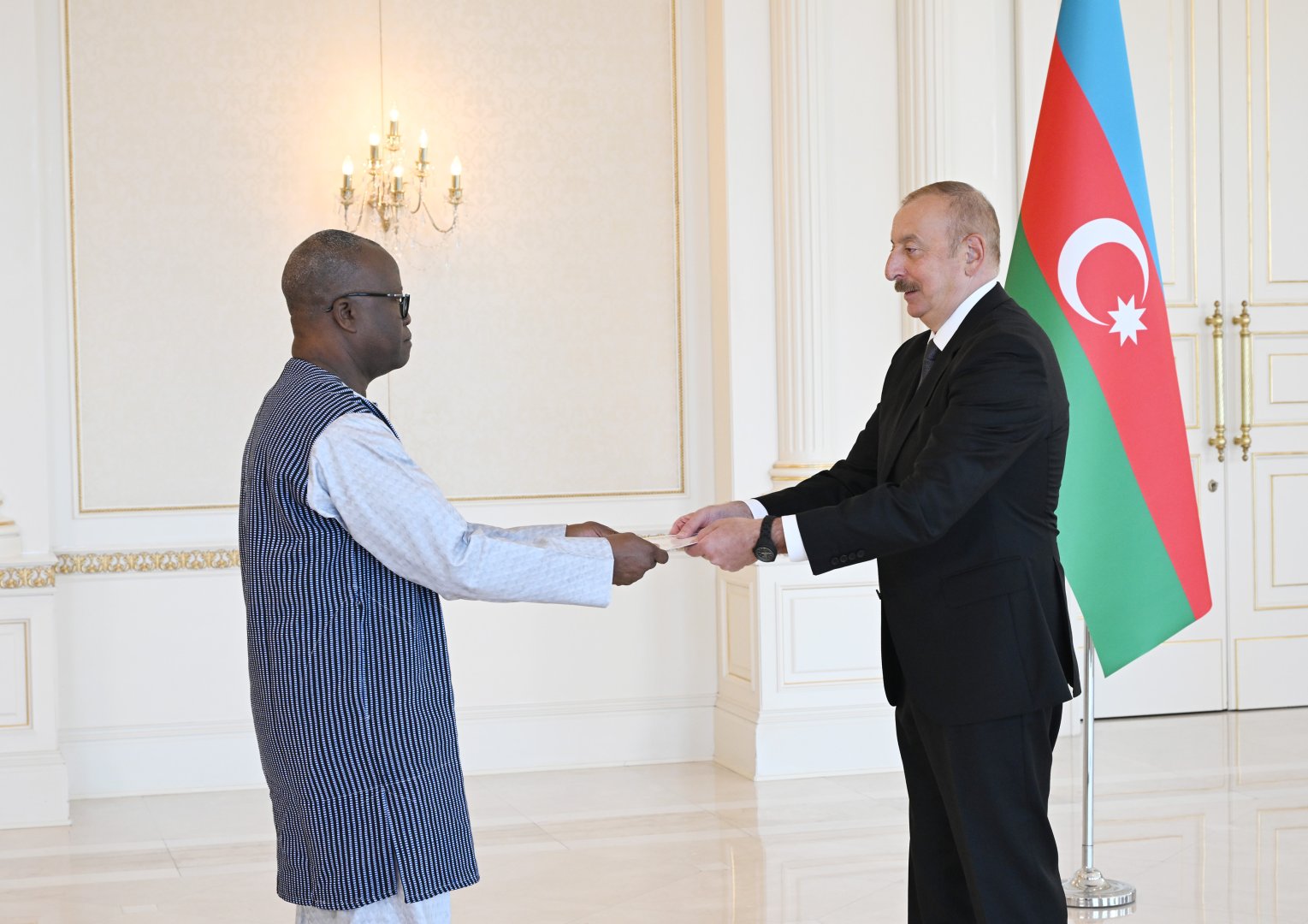 Prezident İlham Əliyev Burkina Fasonun Azərbaycanda yeni təyin olunmuş səfirinin etimadnaməsini qəbul edib (FOTO) (YENİLƏNİB)