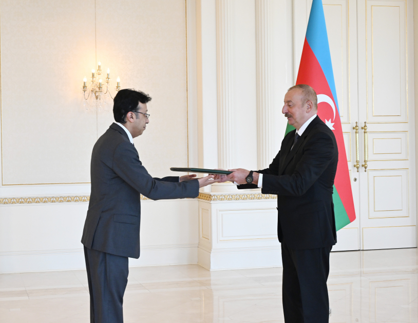 Prezident İlham Əliyev Pakistanın Azərbaycanda yeni təyin olunmuş səfirinin etimadnaməsini qəbul edib (FOTO) (YENİLƏNİB)
