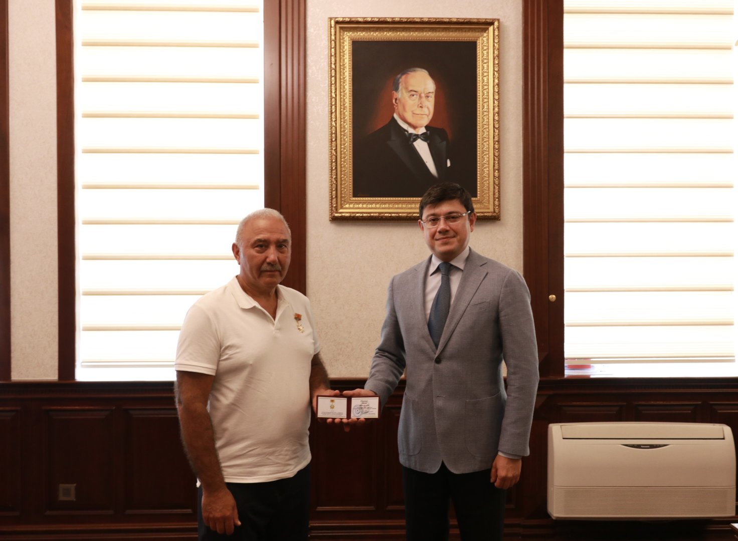 Benilüks Azərbaycanlıları Konqresinin sədr müavini medalla təltif olunub (FOTO)