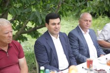Xaçmazın icra başçısı şaftalı bağlarında məhsuldarlıqla maraqlanıb (FOTO)
