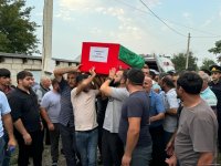 Kəlbəcərdə qalıqları tapılan hərbi qulluqçunun nəşi ailəsinə təhvil verildi (FOTO)