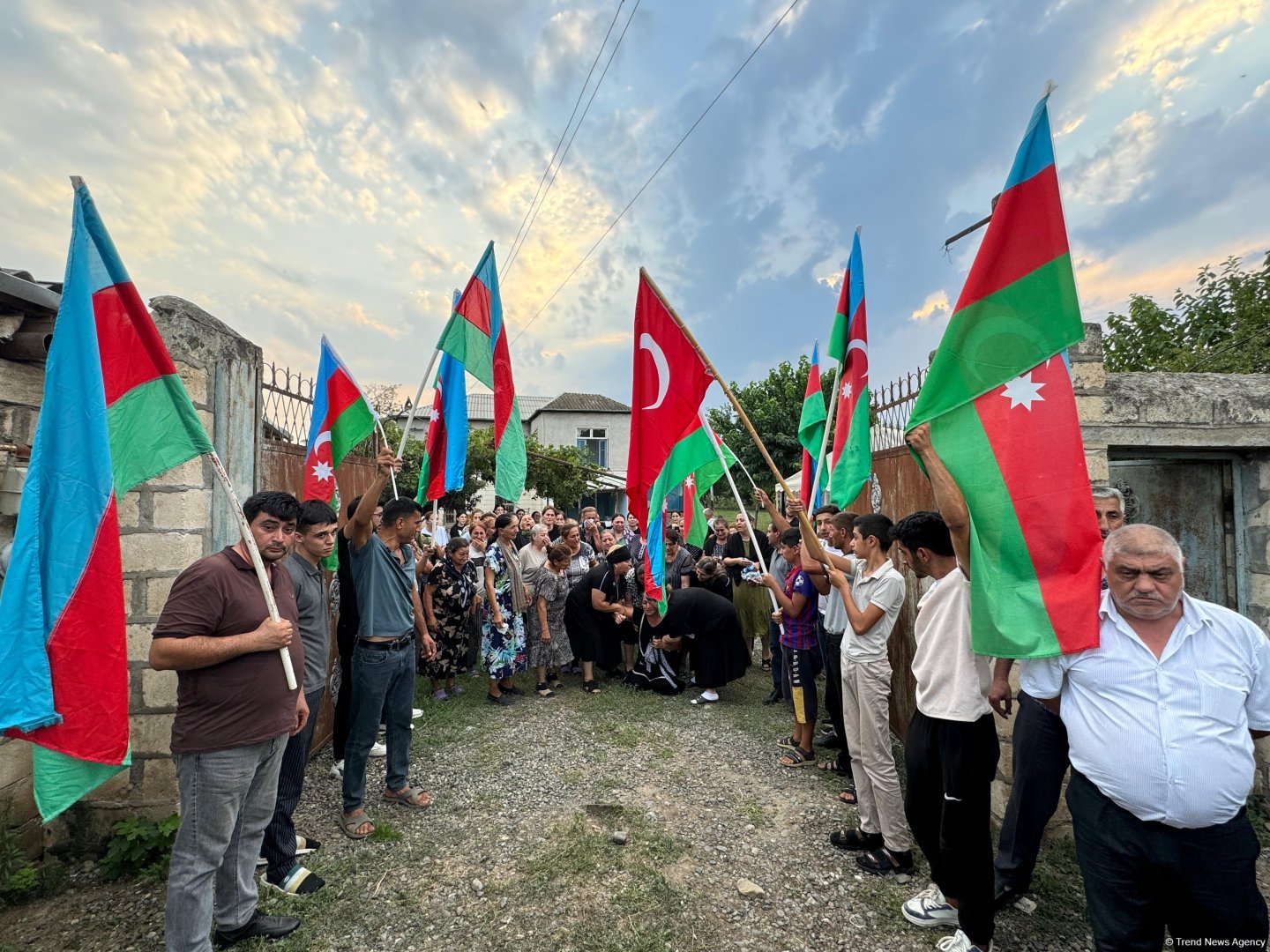 Kəlbəcərdə qalıqları tapılan hərbi qulluqçunun nəşi ailəsinə təhvil verildi (FOTO)