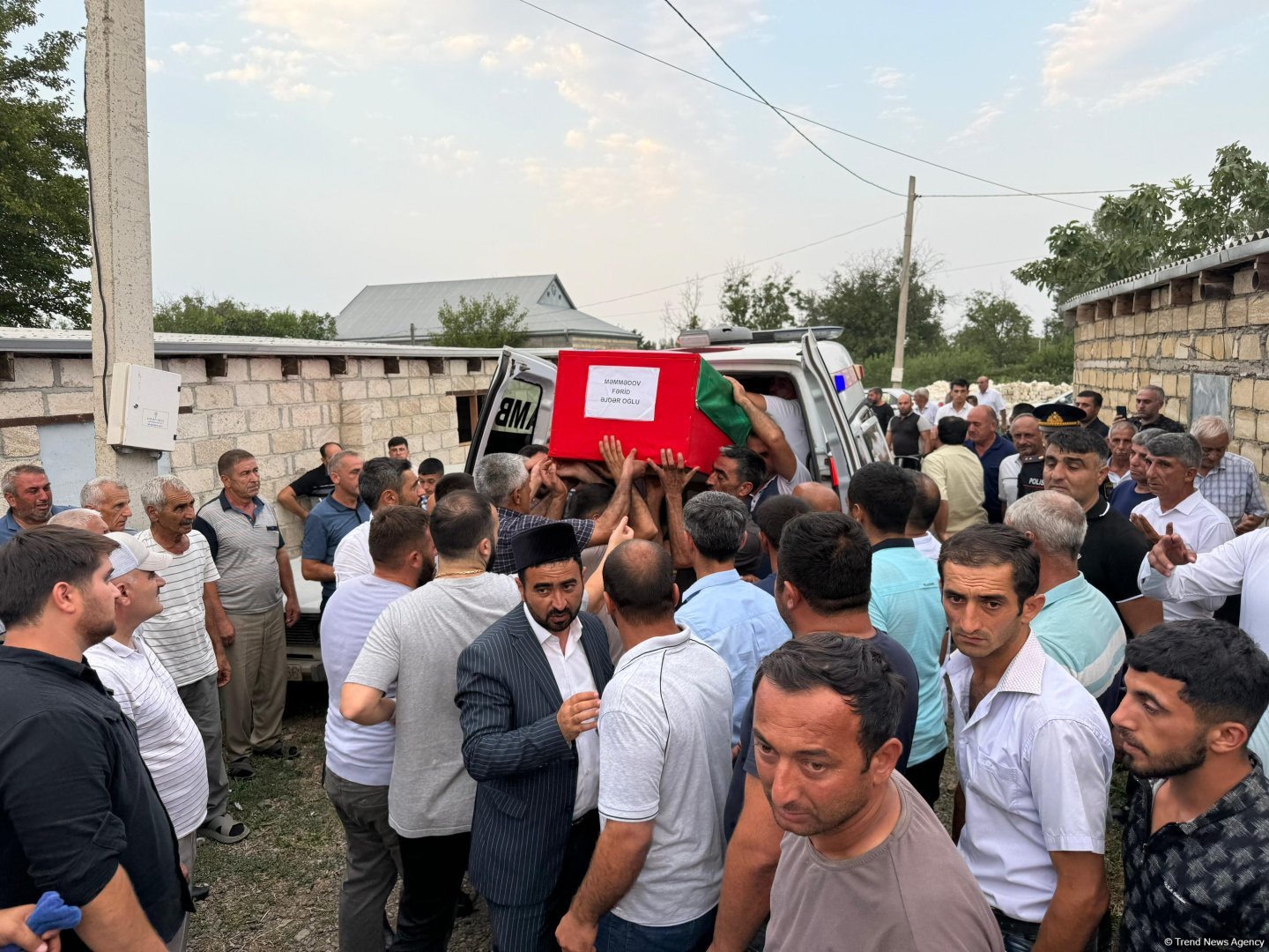 Kəlbəcərdə qalıqları tapılan hərbi qulluqçunun nəşi ailəsinə təhvil verildi (FOTO)