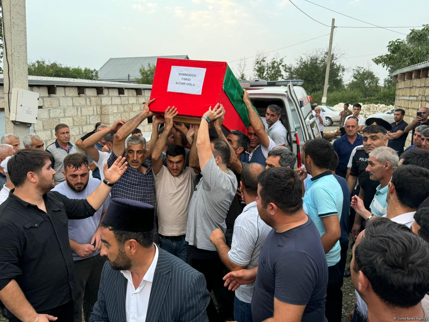 Kəlbəcərdə qalıqları tapılan hərbi qulluqçunun nəşi ailəsinə təhvil verildi (FOTO)