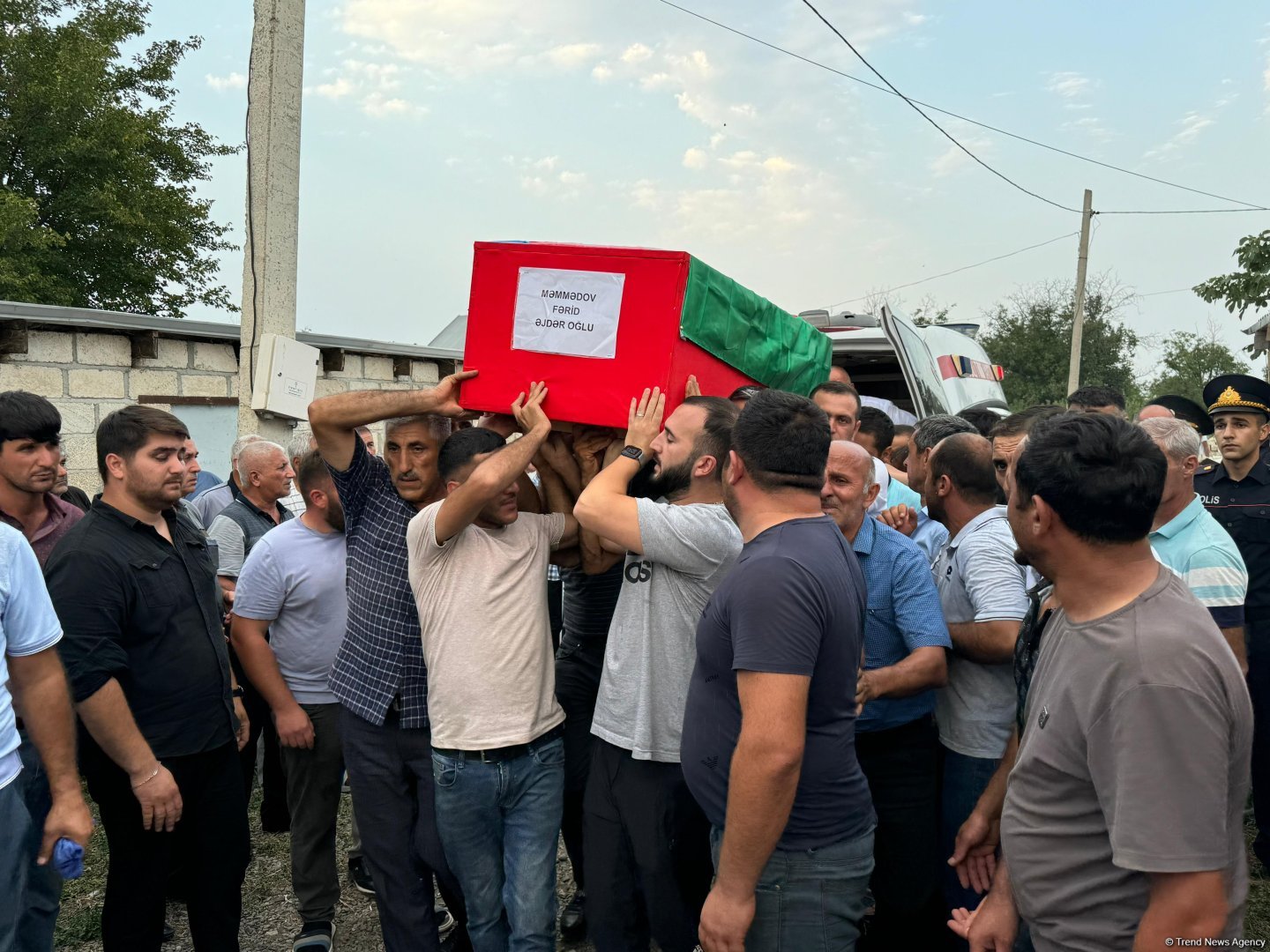 Kəlbəcərdə qalıqları tapılan hərbi qulluqçunun nəşi ailəsinə təhvil verildi (FOTO)